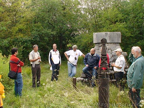 Rózsafi János mesél 2010 nyarán a fehérvári–váradi kutatócsoportnak a Monte San Michele északi oldalában álló nagyváradi 4-es honvéd emlékgúla mellett. Középen a gúla mellett áll Sárközi Zoltán