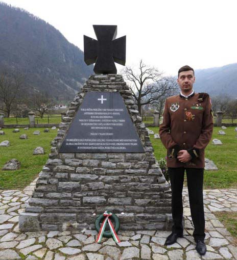 Koszorúzás Renče hadisír emlékénél a katonai temetőben 