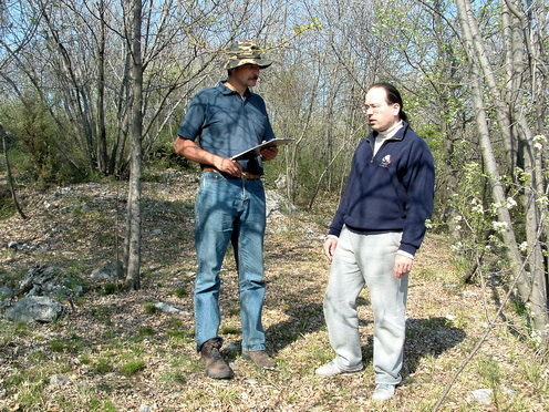 Négyesi Lajos és Roberto Visintin. Az első találkozásunk 2005. április 15-én az egykori doberdói 16-os védőszakaszban, ami napjainkban Marino Visintin családjának a kertje San Martino del Carso településen