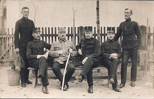 Osztrák–magyar vasúti személyzet az állomásfőnökkel Zavidovići állomáson 1917-ben