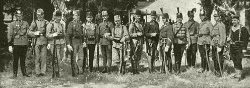 Az osztrák–magyar hadsereg különböző egységeinek katonái 1914-ben. Balról jobbra: osztrák Landwehr ulánus, osztrákLamdwehr, bosnyák vadász, osztrák vadász, osztrák gyalogos, magyar gyalogos, tiroli és császárvadász, bosnyák gyalogos, magyar honvéd-gyalogos, közös huszár új tábori egyenruhában, közös huszár, közös vadász, közös dragonyos, közös ulánus, matróz (forrás: http://dka.oszk.hu/html/kepoldal/index.phtml?id=008734)