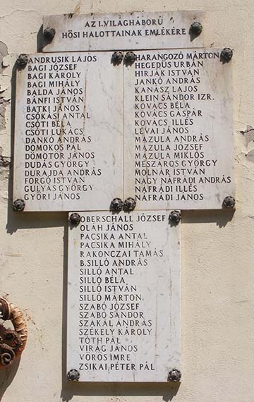 A csanádapácai római katolikus templomon lévő emléktáblák