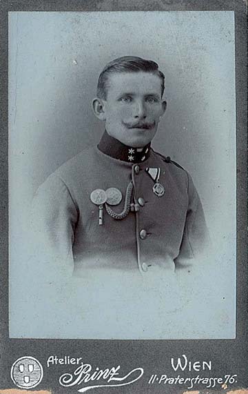 Dragonyos tizedes, lövész és lovas ügyességi jelvényekkel, Jubileumi Kereszttel, 1908 után. Valószínűleg a 3. ezred katonája.