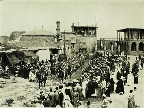 Stanley Maude brit tábornok csapatai élén bevonul Bagdadba. 1917. március 11.