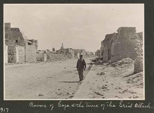 Magányos osztrák–magyar katona az angolok által a második gázai csatában (1917. április 17-19.) rommá lőtt Gázában. Háttérben a mecset lerombolt tornya