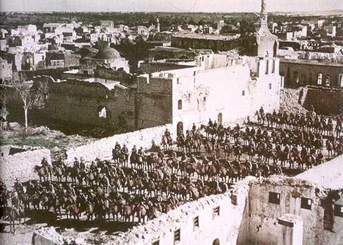 Brit csapatok a lerombolt gázai mecset előtt a város bevétele (1917. november 7.) után
