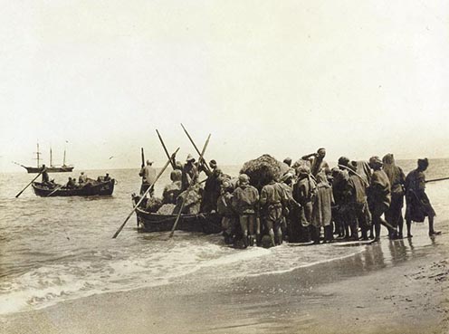 A lovak és tevék takarmányozására szolgáló szénabálák kihajózása Gázától délre. A munkát a brit hadsereg alkalmazásában álló Egyptian Labour Corps emberei végzik.