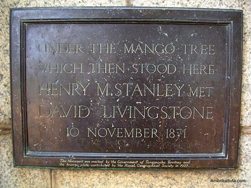 A Stanley és Livingstone találkozását megörökítő emléktábla Ujijiban. A felirat szövege magyarul: „Az egykor itt álló mangófa alatt találkozott Henry M. Stanley és David Livingstone 1871. november 10-én”