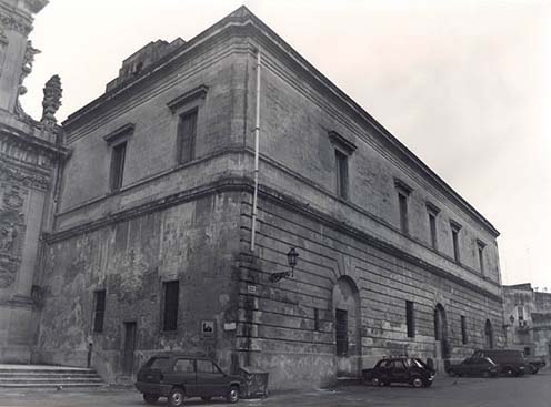 A leccei Acaya laktanya, korábban karmelita kolostor, az első világháború idején a hadifogolytábor épülete