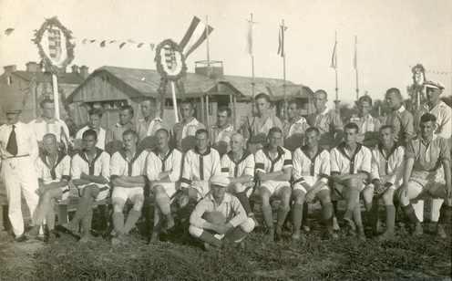 Futballcsapatok, háttérben a magyar címerrel, Krasznaja-Rjecska, 1919