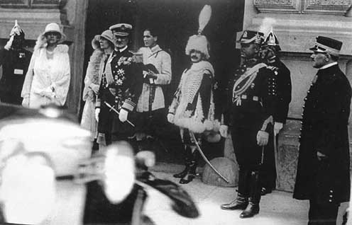 Ifj. Horthy Miklós és gróf Károlyi Consuelo esküvője, Budapest, 1927. augusztus 4. A képen középen altengernagyi egyenruhában Horthy Miklós kormányzó és díszmagyarban, karddal az oldalán Kiss András