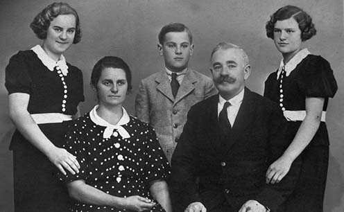 Kiss András, felesége, Németh Julianna és gyermekeik, balról jobbra: Julianna, László és Ilona. A kép 1937-ben készült
