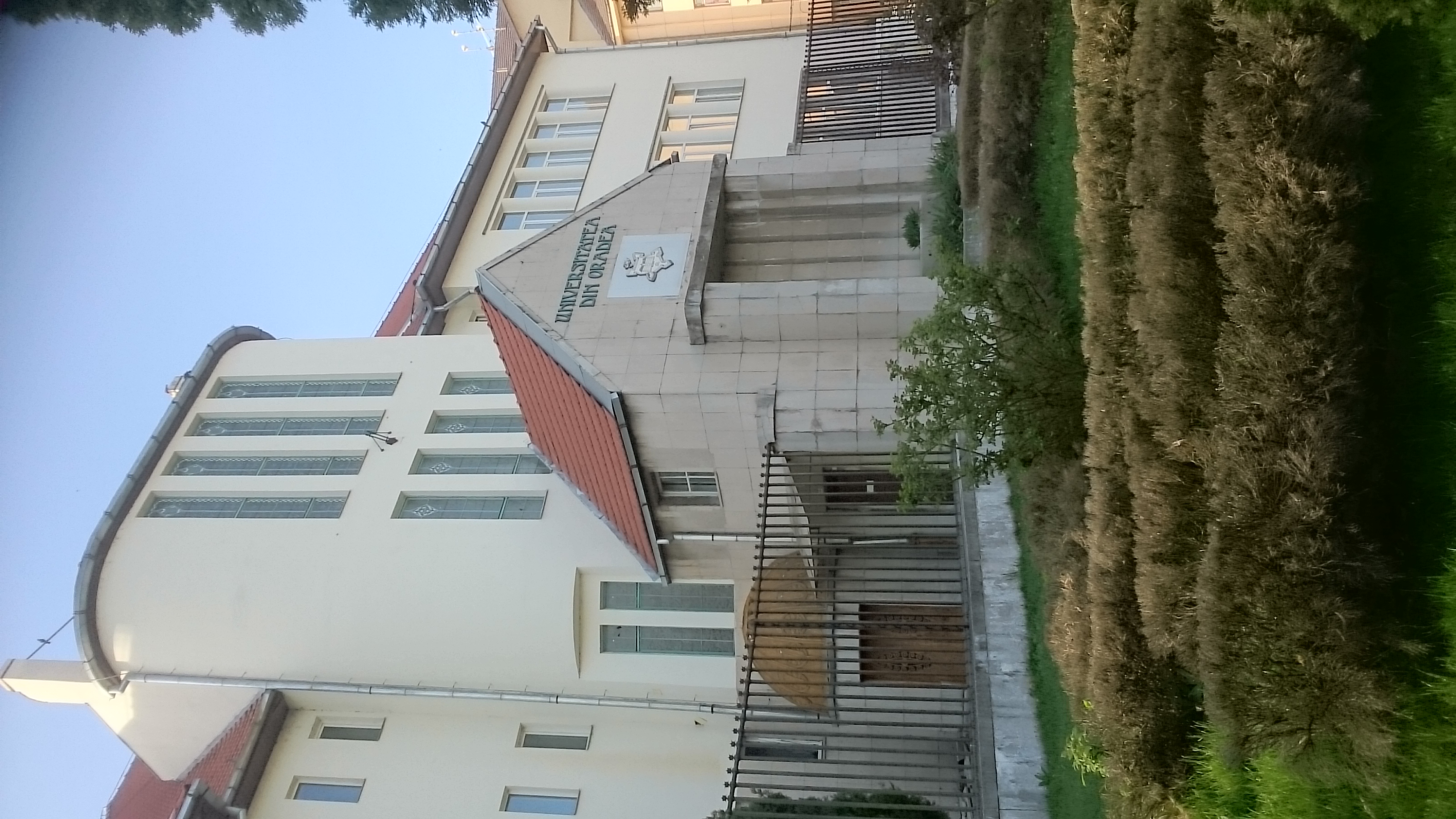 La facciata della scuola di gendarmeria sulla strada oggi