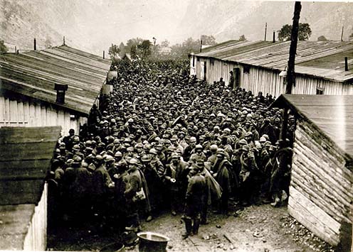 Olasz hadifoglyok ideiglenes gyűjtőtáborban