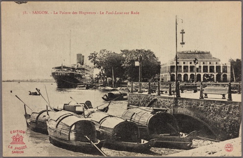 A kikötő Saigonban a háttérben horgonyzó Paul-Lecat nevű hajóval