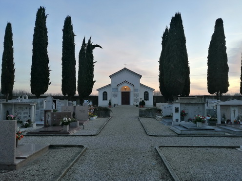 Il cimitero di Crauglio sulla strada che porta a Tapogliano, oggi