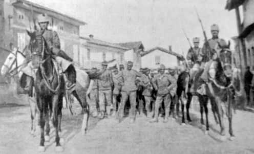 Osztrák–magyar hadifoglyok menetoszlopa Aiellóban 1915. július végén, valószínűleg ugyanazok, akiket Pasquale Attiglio Gagliani és Savorgnan látott, egy korabeli újságból