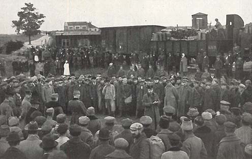 Az első túsz-szállítmány megérkezése utáni üdvözlés, Csóti tábor, 1921 november