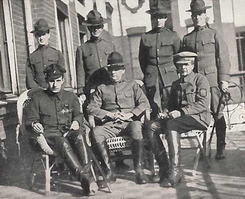 Graves generális (középen) az amerikai csapatok feje és a Légió vezetője, Gaida generális (baloldalt)