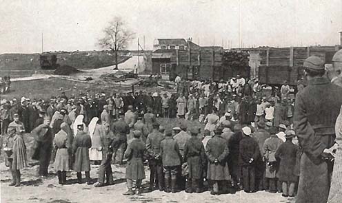 A Dr. Pierre Benoit fedélzetén Vlagyivosztokból 1921. március 14-én indult 863 főnyi transzport tagjainak üdvözlése 1921. május 7-én a csóti leszerelő táborban