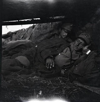 Pihenő a lövészárokban, 1914 ősze, valahol Galíciában, Lőw Márton jobb oldalt látható