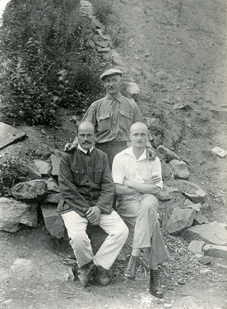 Lőw Márton két fogolytársával, barátjával, Karácsonyi Lászlóval és Schummer Ferenccel, 1920