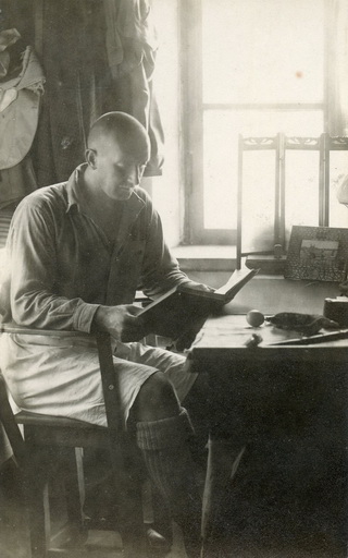 Lőw Márton a fogságban dolgozóasztalánál, 1919–1920 körül