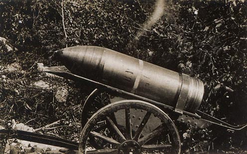 Egy korai gyártású 30,5 cm 1911/9M rombológránát lőszerkocsin