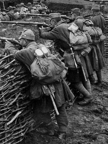 Katonák hátizsákra málházott 1912 M evőcsészével