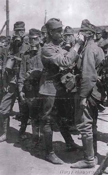 Gázálarc próba a fronton az 1. honvéd gyalogezredben