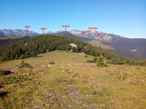 A Cozma 1820 méteres magaslata. A háttérben a Lancitii és a Vassielu gerinc