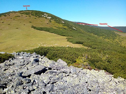 Kilátás az 1865 méteres magaslatról a Lancitii és a Vassielu irányába. Innen érkezett Maderspach csapata