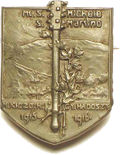 Sul distintivo della 20ª divisione honvéd, che difese il settore per 12 mesi, si può vedere la linea sulla dorsale del Monte San Michele con il sottostante villaggio di San Martino.