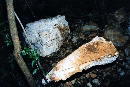 A bejárat darabjai az 1995 téli felfedezésükkor