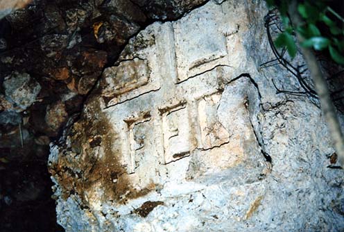 A bejárat darabjai az 1995 téli felfedezésükkor