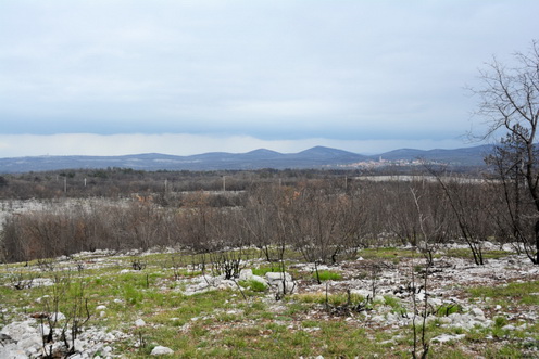 A magaslat északi oldaláról készült felvétel Kostanjevica na Krasu felé