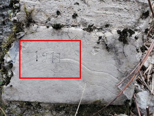 A kis bejárat melletti falrészen látható az építők által bekarcolt évszám