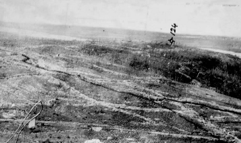 A Monte San Michele északi lejtőjén húzódó állások, ahol az olasz betörés történt. A távolban a hírhedt 124-es magaslat.