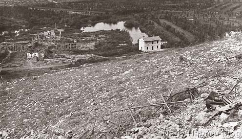 A fennsík pereme osztrák-magyar oldalról nézve a 70-es magaslat környékén, alul a romos állapotú Selz maradványaival