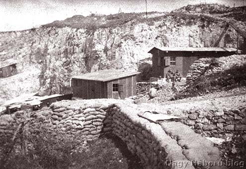 A selzi kőbányában a későbbiekben épített olasz barakkok és állások