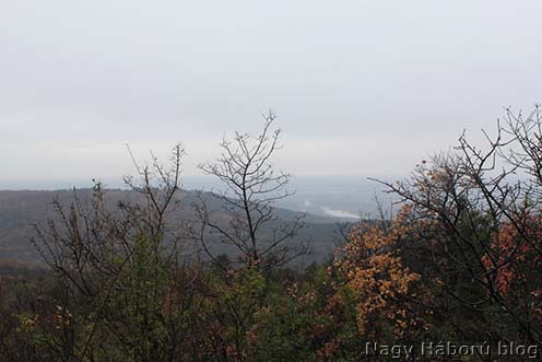 Kilátás a Haláldombról déli irányba. Távolban a Sdraussina közeli 197-es magaslat és az Isonzó