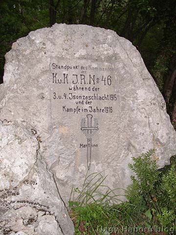 A 46-os ezredparancsnokság sziklába faragott emléköve az  1915-ben, a 3. és 4. isonzói csata idején és az 1916. évi harcok során harcálláspontul szolgáló dolinában San Martino del Carso falu határában napjainkban