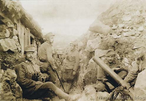 A 46-osok sziklába vágott lövészárka aknavetővel a 18-as védelmi szakaszban San Martinónál 1916 tavaszán. A kép baloldalán dekungok sorakoznak