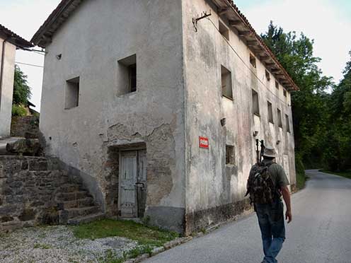 A 4-5 régi kőépületből álló Pusno település egyik épülete. Bertalan valószínűleg ennek a kis településnek az egyik épületében ejtette foglyul az olasz nehézmozsár-üteg tiszti karát
