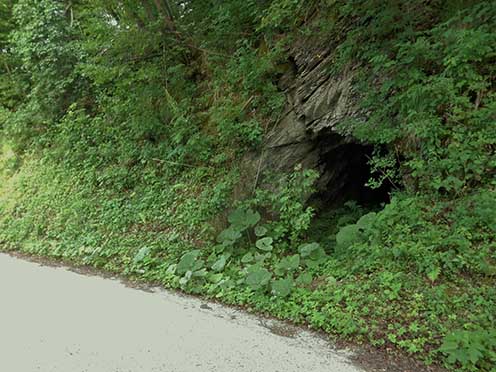 A Pusno felől Srednje felé vezető út bal oldalán található kaverna, amit nagy valószínűség szerint a közelben települt olasz tüzérség használt