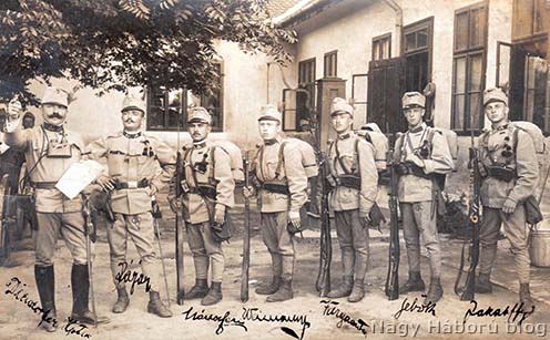 Diendorfer Miksa százados (a kép balszélén) néhány katonája körében még Pancsován 1914 augusztusának elején