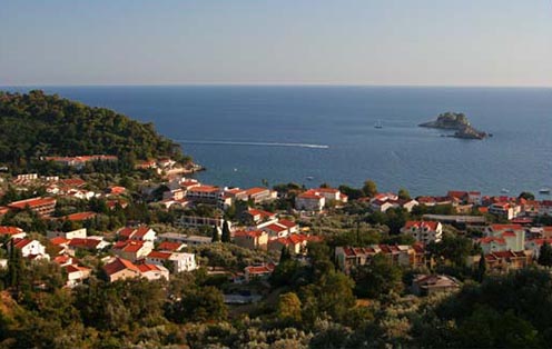 Petrovac na moru napjainkban: jobb felső sarokban a Sveta Nedelja sziget