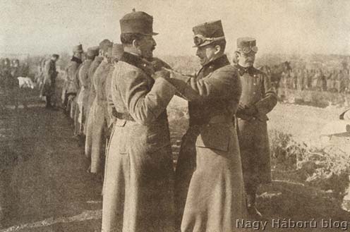Hiltl József ezredest, az ezred parancsnokát a Lipót-rend lovagkeresztjével tünteti ki a trónörökös 1916-ban