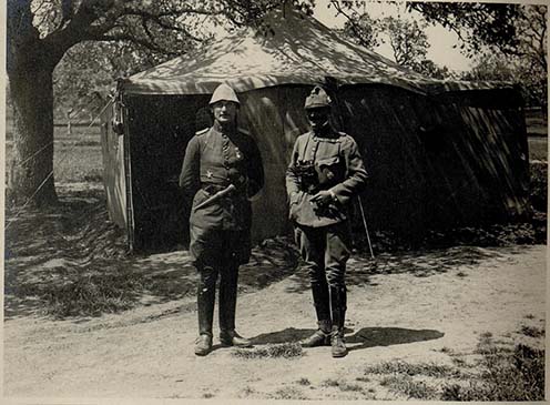 Karl Manouschek százados a török fronton Essad bej kíséretében