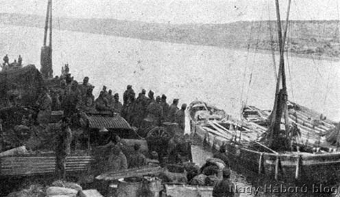 A motoros mozsárüteg behajózása az Akdenis hajóra Akbaş kikötőjében